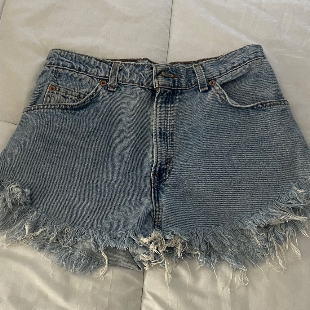 Women’s Vintage 90s Levi’s 950 relaxed fit denim shorts . Size 9/Medium